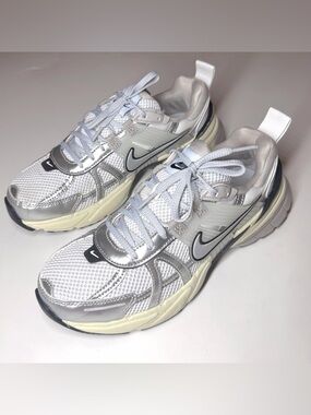 Nike Women's V2K Run Athletic Running Sneakers Size- 8